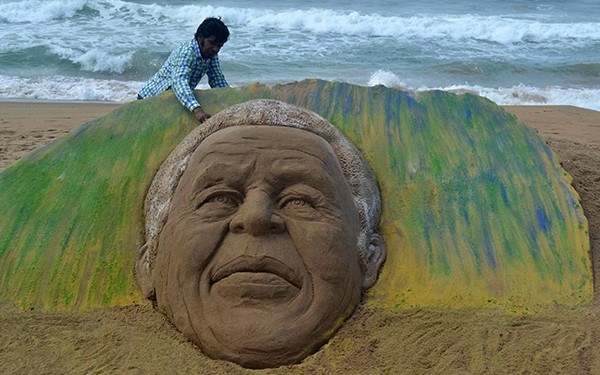 Песчаная скульптура Нельсона Манделы.

