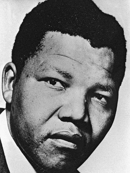 1986 г.

Когда Мандела родился, ему первоначально дали имя Холилала. Когда он пошел в методистскую начальную школу, учительница на европейский манер стала называть его Нельсон. Продолжил обучение Нельсон Мандела в институте-интернате Кларкбери, а затем 
