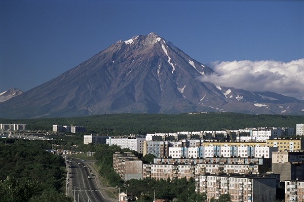 Вулкан Корякский. Действующий стратовулкан на Камчатке, в 35 км к северу от Петропавловска-Камчатского. В 1996 году вулкан был внесён в список из 16 вулканов, изучаемых соответствующей комиссией ООН. Последнее извержение произошло в 2008 году.