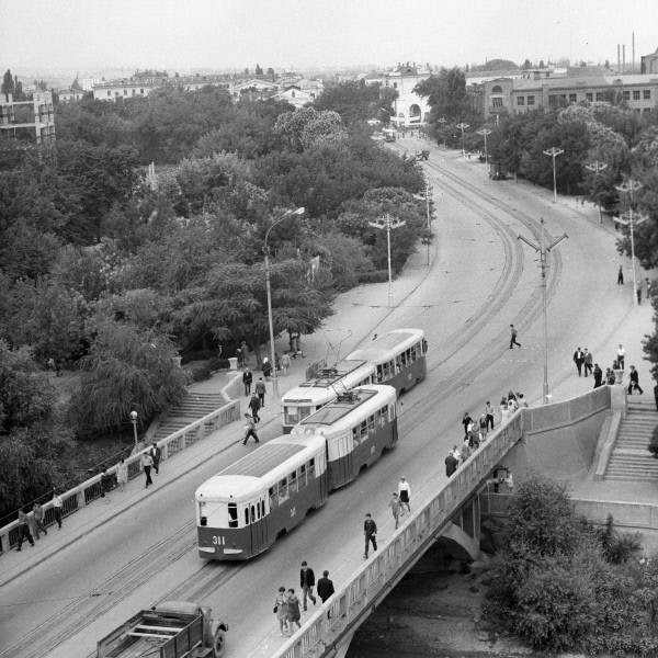 На одной из улиц города Грозного. 1970
Ппосле прихода к власти в 1991 году в Чеченской республике (образованной после разделения Чечни и Ингушетии) генерала Джохара Дудаева при полном попустительстве федерального центра была развернута кампания этничес