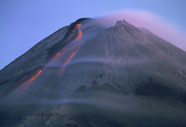 Вулкан Мерапи (Центральная Ява, Индонезия) - крупнейший в Индонезии действующий вулкан.Крупные извержения наблюдаются в среднем каждые 7 лет, мелкие — примерно 2 раза в год. Дымит вулкан почти каждый день.