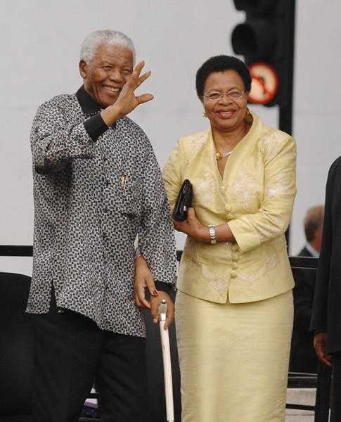 Нельсон Мандела и его супруга Граса Машел.

Первоначально Мандела в борьбе против режима апартеида применял ненасильственные методы. Однако после расстрела демонстрации мирных жителей в поселке Шарпевиль и запрета деятельности АНК Мандела возглавил воор