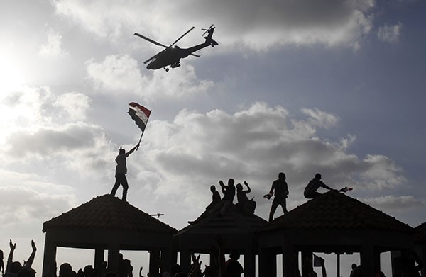 Наиболее радикальные исламские активисты атакуют военные посты, офисы спецслужбы, вынуждая военных открывать ответный огонь.