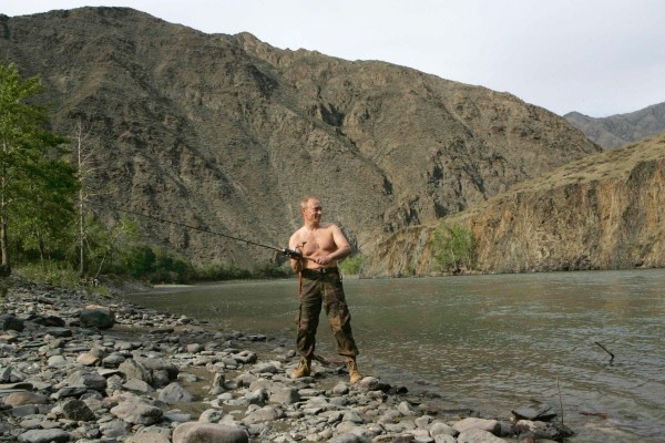 Фотосессия Владимира Путина во время рыбалки в Туве в 2007 году появилась по многих российских и зарубежных СМИ.