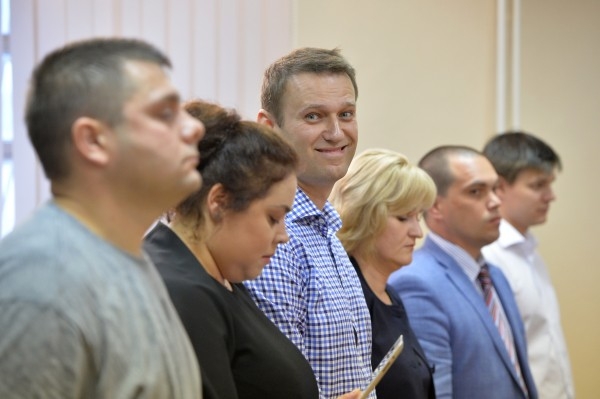 На судебное разбирательство прибыли не только представители отечественных СМИ, но и их зарубежные коллеги. Также поездом прибыли сторонники Навального, в том числе, оппозиционер Борис Немцов и депутат Госдумы Дмитрий Гудков. Перед заседанием даже был орга