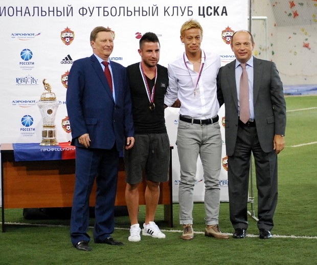 Кейсуке Хонда (второй справа) возможно в ближайшее время станет игроком итальянского Милана