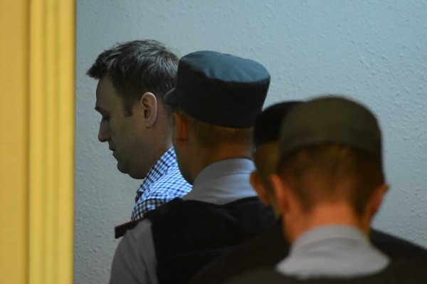 Сотрудники полиции уводят из зала суда Алексея Навального, приговоренного Ленинским судом Кирова к пяти годам лишения свободы с отбыванием наказания в колонии общего режима.