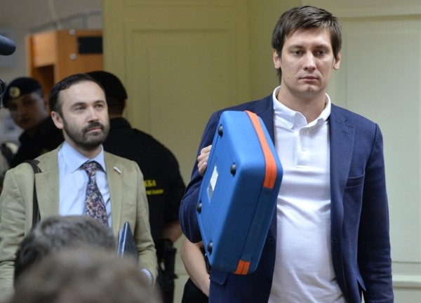 Депутаты Государственной Думы РФ Дмитрий Гудков(справа) и Илья Пономарев, приехавшие в Киров поддержать Алексея Навального, в зале заседаний Ленинского суда Кирова.