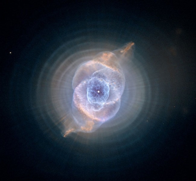 Туманность «Кошачий Глаз» или NGC 6543 — планетарная туманность в созвездии Дракона. Это одна из самых сложных по структуре туманностей. На снимках, сделанных с высоким разрешением телескопом Хаббла, видно множество сплетений, выбросов и ярких дугообразны