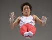 Риохеи Като (Япония) выполняет упражнение на перекладине во время соревнований по спортивной гимнастике среди мужчин