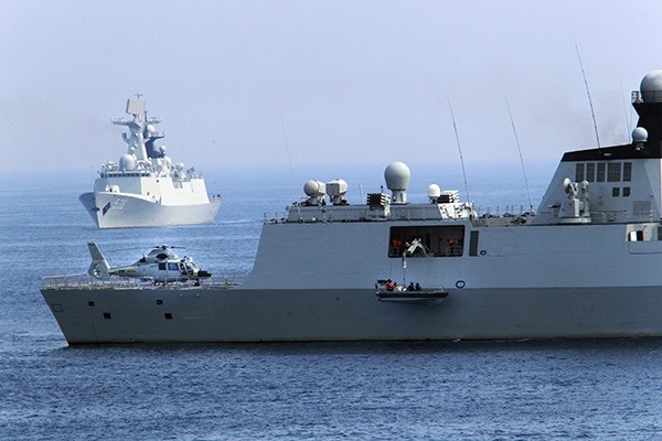 Российские и китайские солдаты вместе форсировали опасные районы, а также принимали участие в конвоировании гражданских судов.