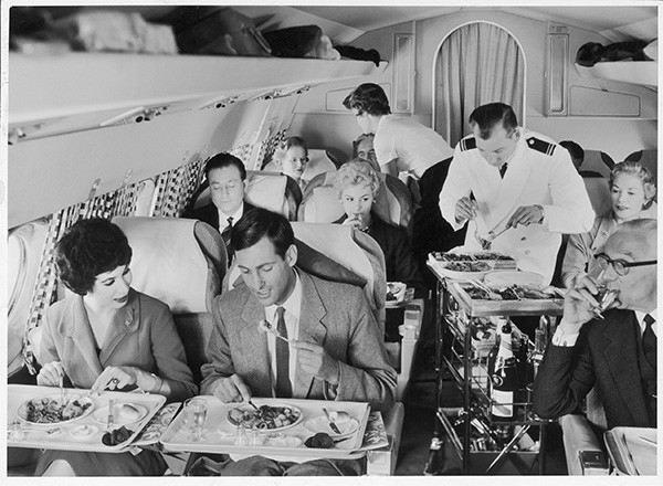 Стюард и стюардесса в начале 1960-х
Сначала функции бортпроводников выполняли мужчины — чаще всего ими были бывшие официанты дорогих ресторанов.