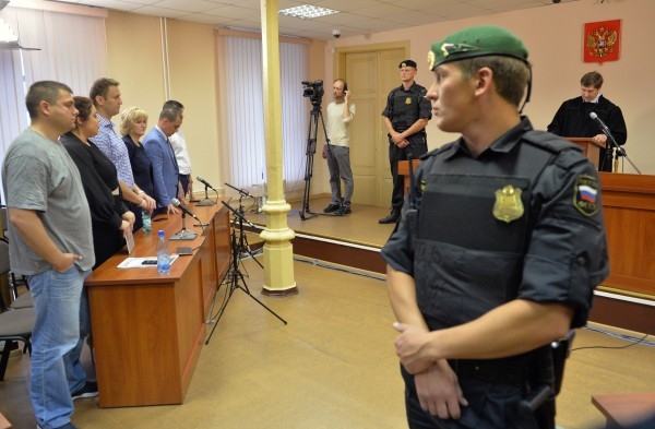 Ранее обвинение потребовало шести лет лишения свободы для Навального и пяти лет – для Офицерова, а также выплаты штрафа в размере 1 млн руб для обоих подсудимых.