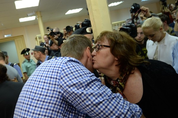 Алексей Навальный, приговоренный Ленинским судом Кирова к пяти годам лишения свободы, обнимает свою мать Людмилу Навальную перед выходом из зала суда.