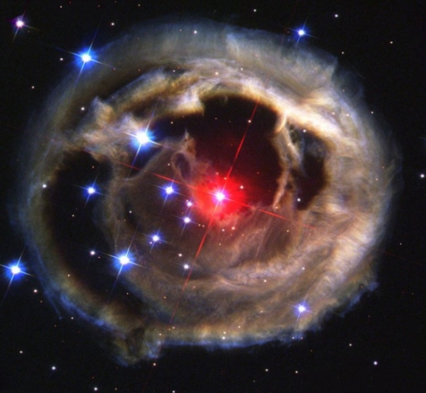 Красный гигант В838. 
 С момента первого наблюдения в мае 2002 года и по февраль 2004-го диаметр небесного тела увеличился в тысячу раз, а яркость возросла более чем в 600000 раз.
За два с половиной года V838 прошла путь от белого карлика до красного ги