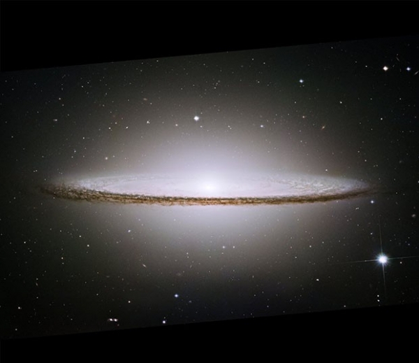 Галактика Сомбреро. Находиться на расстоянии 28 миллионов световых лет от Земли.Свое имя она получила за то, что в оптическом диапазоне предстает в виде светящегося облака эллиптической формы с ребром из темного вещества, и внешне напоминает мексиканское 