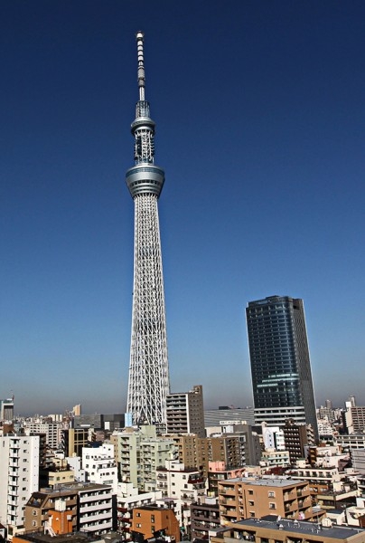 А звание самой высокой телебашни перехватила японская конструкция Tokyo Sky Tree, законченная в 2012 году. Для того чтобы сравняться с Варшавской башней токийской не хватает всего 1200 сантиметров, ее задекларированная высота  634 метра. 