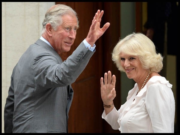 Навестить будущего наследника перед первым выходом на публику прибыл дедушка новорожденного - принц Уэльский Чарльз с супругой герцогиней Корнуольской Камиллой.