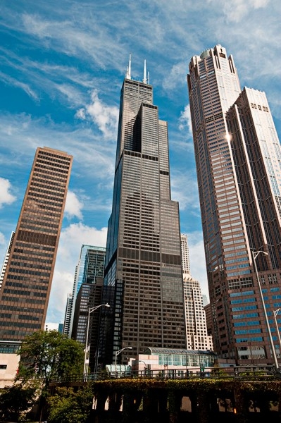 Чикагский небоскреб Уиллис-Тауэр считается самым высоким здание США. Его точный размер 527 метров. 
