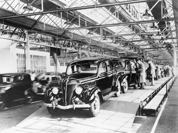Завод Ford в 1937В 50-х годах XX века Детройт был одним из главных центров машиностроения в США и в ту пору продвигал на государственном уровне программу дешёвых и общедоступных автомобилей. 