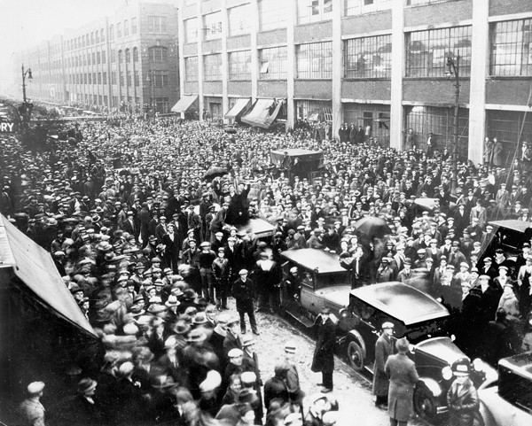 1932 г. В 1930-х годах с появлением профсоюзов Детройт стал ареной борьбы профсоюза работников автомобилестроения с работодателями.