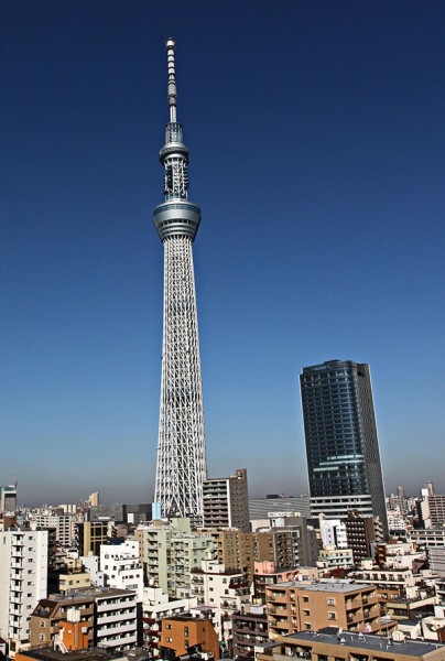 А звание самой высокой телебашни перехватила японская конструкция Tokyo Sky Tree, законченная в 2012 году. Для того чтобы сравняться с Варшавской башней токийской не хватает всего 1200 сантиметров, ее задекларированная высота 634 метра.