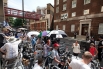 Лондонцы, журналисты и гости британской столицы собираются у здания больницы святой Марии
