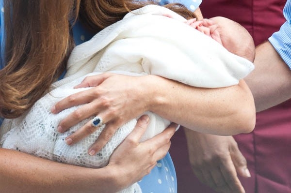 Как сообщил официальный источник в Кенсингтонском дворце, герцогиня Кембриджская Кейт и ее новорожденный сын чувствуют себя хорошо.
