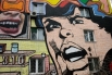 Граффити на стене дома, расположенного в районе Изумрудной улицы в Москве.