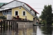 Мужчина сидит на крыше дома, подтопленного в результате паводка в поселке Владимировка Благовещенского района.