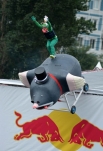 Участник команды «Городские ласточки» Сергей Артюхин прыгает с трамплина на фестивале самодельных летательных аппаратов Red Bull Flugtag