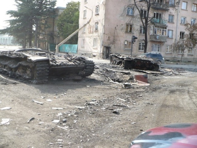 2008 г.
9 августа
Дополнительные военные подразделения РФ вступили в бой с армией Грузии на Зарском направлении. Акваторию у побережья Абхазии начали патрулировать российские корабли. Позднее в этот день главнокомандующий сухопутных войск РФ гене