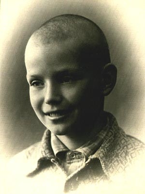 Павел Адельгейм, 1950-51 г.
Родился 1 августа 1938 года. После того как мать арестовали, жил в детдоме, затем вместе с матерью находился на принудительном поселении в Казахстане, позднее был послушником в Киево-Печерской лавре. Оттуда в 1956 г. поступ