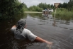 Мужчина идет по подтопленной дороге в поселке Владимировка Благовещенского района.