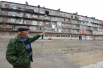 Житель города Цхинвал у аварийного пятиэтажного дома по улице Октябрьская. В доме остается много заселенных квартир. 2013