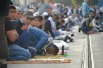  В Москве мечети не смогли вместить всех желающих, люди молились на тротуарах и мостовых. 