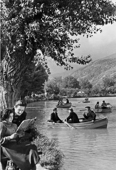 В 1959 году осетины составляли уже большинство населения Цхинвала. Город стал главным промышленным центром ЮО АО, с лесопилками, мельницами и заводами. Согласно последней переписи советского времени (1989) население Цхинвала составляло 42 934 человек.