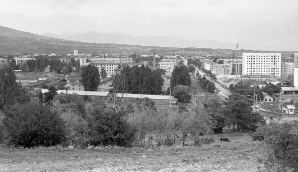 1982 г. новые кварталы
В городе находились памятники зодчества — Кавтская церковь св. Георгия, Успения Пресвятой Богородицы, Святого Николая, Квирацховельская, Згудерская церковь св. Георгия. В ходе грузино-осетинского конфликта августа 2008 года: част