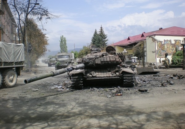 2008 г.
В ночь на 8-е августа территория Южной Осетии подверглась авиационной бомбардировке. Во второй половине дня грузинским войскам удалось взять под свой контроль большую часть города Цхинвал. Российская сторона направила в зону конфликта дополнитель
