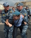 Сотрудники правоохранительных органов задерживают бывшего десантника после провокации со стороны ЛГБТ-активистов во время празднования Дня ВДВ на Дворцовой площади в Санкт-Петербурге.