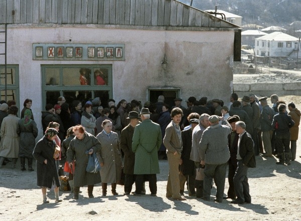 Жители Цхинвала ждут у магазина поступление продуктов. 1991 г.
После вооруженных конфликтов в 1991-1992 годах Грузия фактически утратила контроль над Абхазией и Южной Осетией, однако продолжила считать их своей территорией де-юре. Обе территории де-фак
