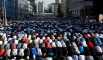 Мусульмане во время празднования Ураза-байрама у Соборной мечети в Москве.