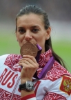Россиянка Елена Исинбаева, завоевавшая бронзовую медаль в финальных соревнованиях по прыжкам с шестом на XXX летних Олимпийских играх в Лондоне, на церемонии награждения. 2012