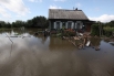 Подтопленный дом паводковыми водами Амура в поселке Уссурийском на Большом Уссурийском острове под Хабаровском.