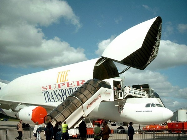 Airbus A300-600ST Super Transporter, также известный как Airbus Beluga — широкофюзеляжный турбореактивный грузовой самолёт Airbus для транспортировки крупногабаритных грузов. Всего было выпущено 5 экземпляров Airbus A300-600ST, которые работают практическ