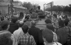 Толпа окружила БТР, пытаясь заблокировать дорогу 19 августа 1991 г. Военная техника вышла на улицы Москвы после того, как было объявлено, что президента Михаила Горбачёва сместили с поста, и на его место пришел Геннадий Янаев.