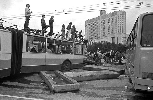 Защитники Белого дома перегородили дорогу сдвинутыми троллейбусами. В результате столкновения с военными три защитника Дома Советов погибли, они посмертно стали Героями Советского Союза.