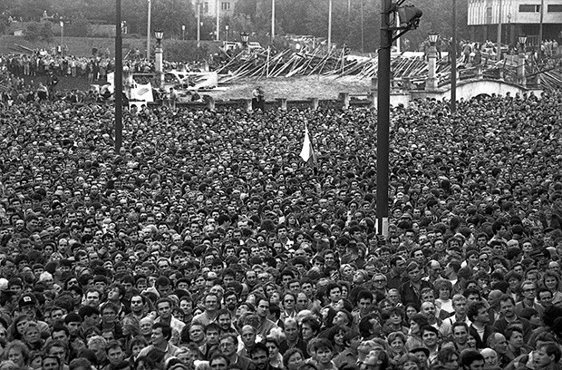 Сотни тысяч человек собрались на Манежной Площади в Москве 10 марта 1991 года с требованиями отречения от власти Михаила Горбачева и его коммунистических соратников.