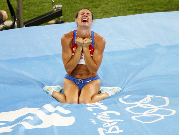 В 2008 году Исинбаева взяла олимпийское золото на играх в Пекине с новым мировым рекордом — 5,05 метра.