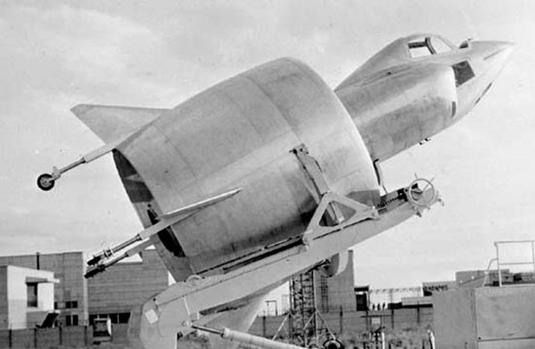 Snecma C-450. Первый свободный вертикальный полет он совершил 6 мая 1959 г., но во время перехода от вертикального к горизонтальному полету 25 июля самолет разбился, пилот Август Морель успел катапультироваться.